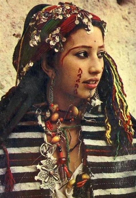 Moroccan Teenage Girls in Traditional Dress | Femme, Beauté des femmes ...