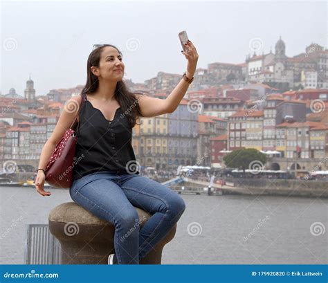 Belle Fille Devant L'horizon Du Porto Dans La Ville Portugaise De Porto ...
