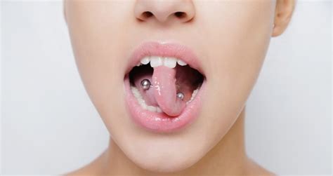 Piercing lingua: come si cura e come si tiene