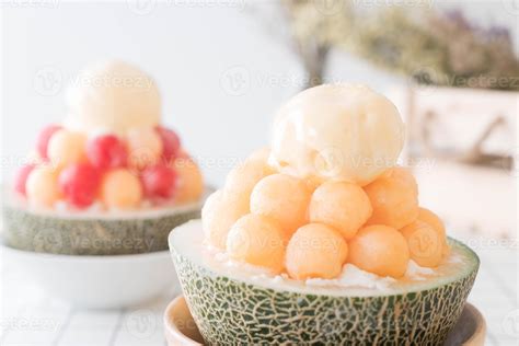 Ice melon bingsu, célèbre glace coréenne sur table 3090851 Photo de ...