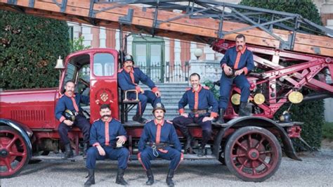 Los bomberos de Barcelona estrenan calendario | Video | CNN