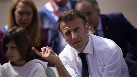 France: Macron annonce une hausse de salaire pour les enseignants ...