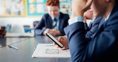 Québec bannit les téléphones portables dans toutes les écoles dès la ...