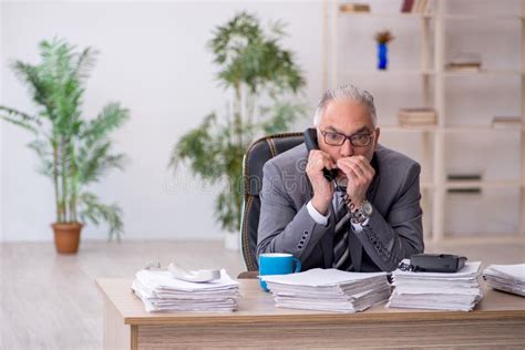 Ancien Employé Masculin Et Trop De Travail Au Bureau Photo stock ...