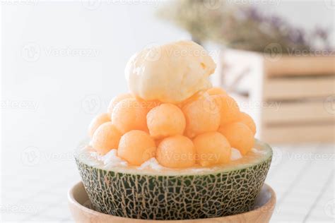 Ice melon bingsu, célèbre glace coréenne sur table 3090873 Photo de ...