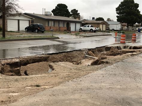 Giant sinkhole opens up on east El Paso roadway after heavy rain - KVIA