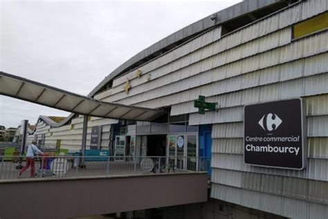 Chambourcy : il ne trouve pas de chariot et entre en voiture dans la ...