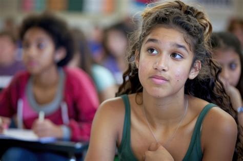 Un élève de l'école passe un examen et écrit une réponse en classe pour ...
