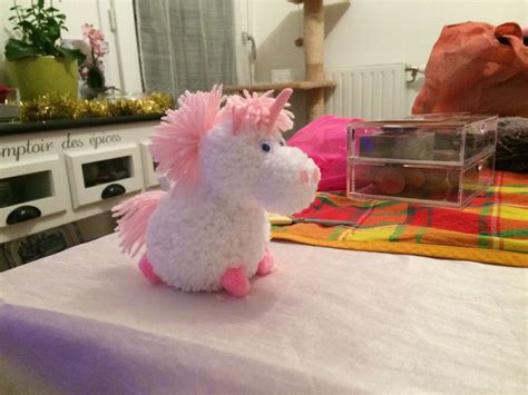 Licorne en pompons | Artisanat de pompons, Dessin oiseau, Tricot et crochet