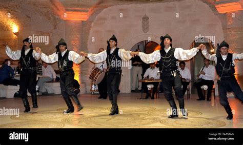 Turkish girl traditional clothes Banque de photographies et d’images à ...