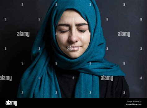 Beautiful muslim girl crying face Banque de photographies et d’images à ...