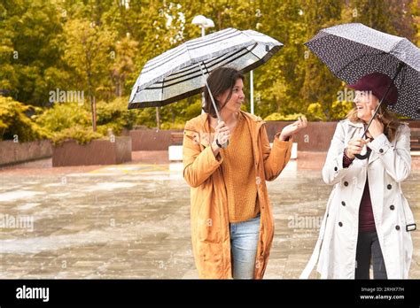 Les femmes des jours de pluie Banque de photographies et d’images à ...
