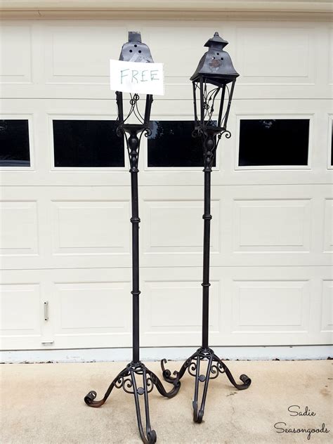 Halloween Lamp Post for Hitchcock-Inspired Porch Decor!