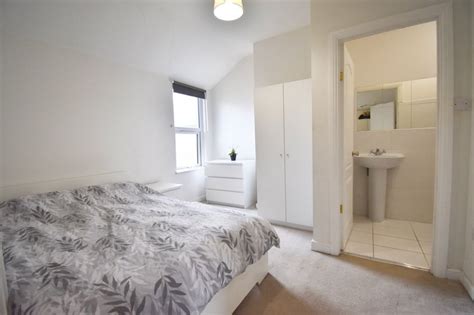 'Large ENSUITE Room - 5 mins Sutton Station! ' Room to Rent from SpareRoom