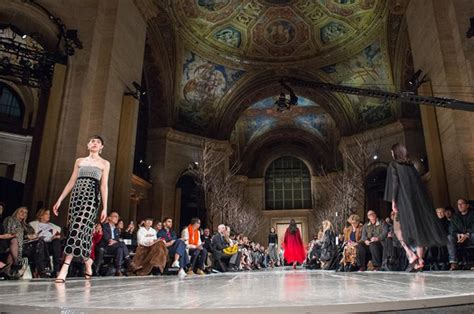 2018-19 Moda Haftalarının Yaratıcı Defile Konseptleri - Trendus.com