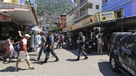 Brésil: la police reprend le contrôle de la plus grande favela de Rio ...