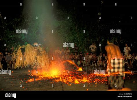 Danse traditionnelle du feu Banque de photographies et d’images à haute ...