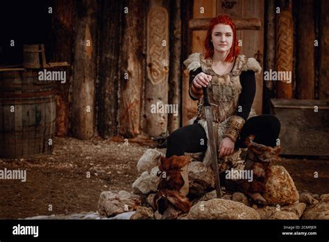 Valkyrie viking girl sword Banque de photographies et d’images à haute ...