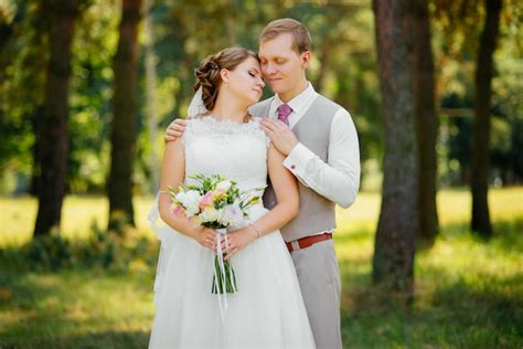 Jeune Couple Amoureux, Marié Et Mariée En Robe De Mariée à La Nature ...