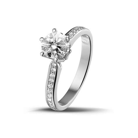 Bague Solitaire Butterfly avec diamants sur les côtés – Diamelle
