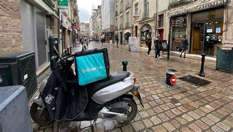 Valence : un livreur met des coups de chaîne de vélo à un client - ici