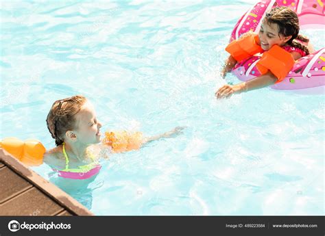 Maintenant, l'aventure en piscine nous attend. Enfants dans la piscine ...