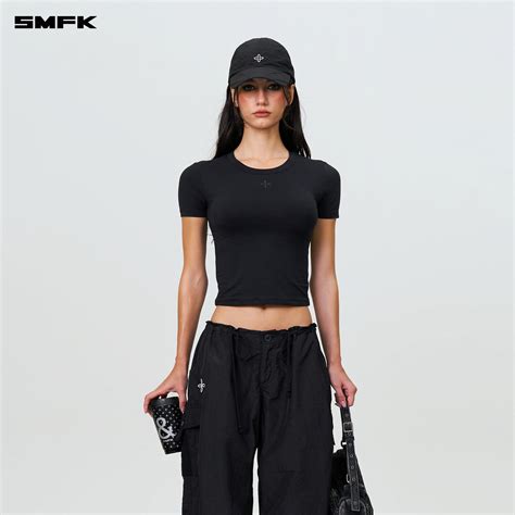 Compass Hug 스킨 타이트 피팅 티셔츠 블랙 – SMFK Official