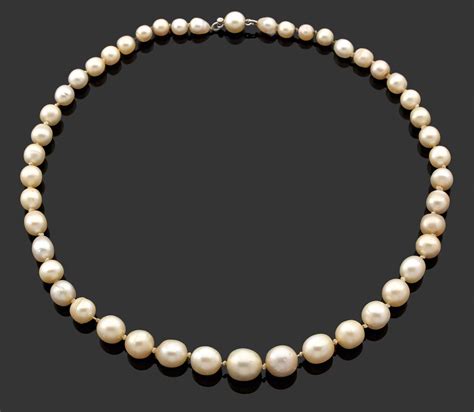 Collier de perles fines composé d’un rang de quarante-six perles fines ...