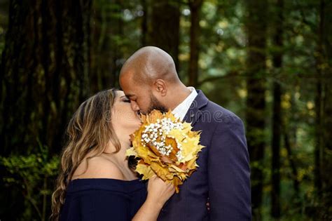 Photo Pleine D'amour D'un Jeune Couple Mixte Affectueux Se Tenant ...