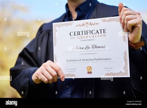 Université, mains et conclusion d'un certificat de remise des diplômes ...