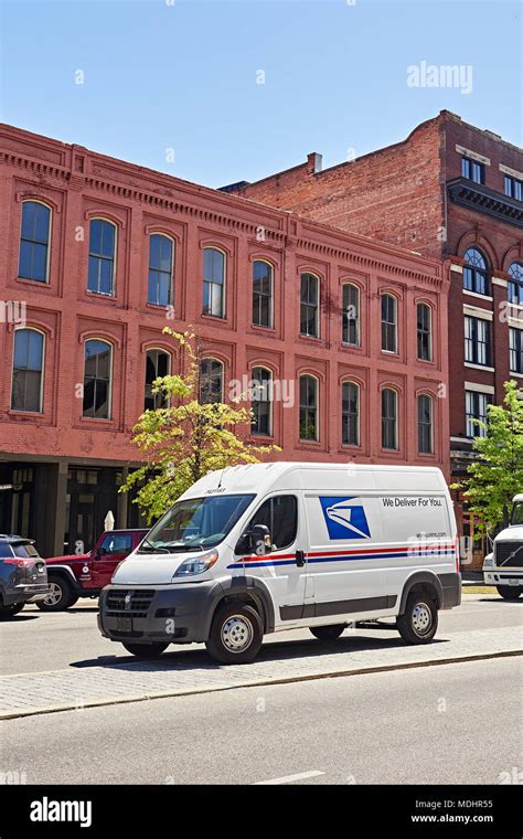 Nouveau moderne US Postal Service delivery van ou camionnette ...