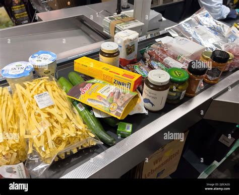 Karlsruhe, Allemagne - 12 mars 2022: Plusieurs bonbons alimentaires ...