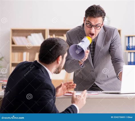 Le Patron En Colère Crie Sur Son Employé Image stock - Image du fâché ...