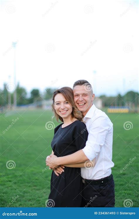 Jeune Homme Embrassant Une Femme Sur Le Terrain De Football. Image ...