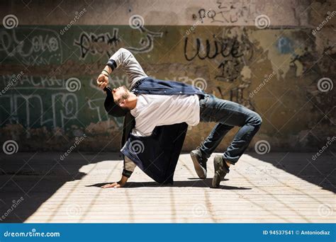 Danseur Masculin Pratiquant Une Routine De Danse Image stock - Image du ...