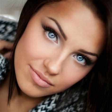 Le maquillage pour brune aux yeux bleus – Maquillage des yeux