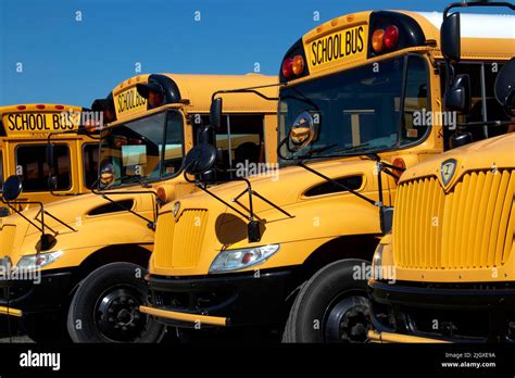 Big Yellow School bus sont garés, propres et brillants attendant d ...