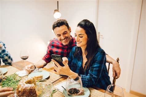 Couple à table avec smartphone | Photo Gratuite