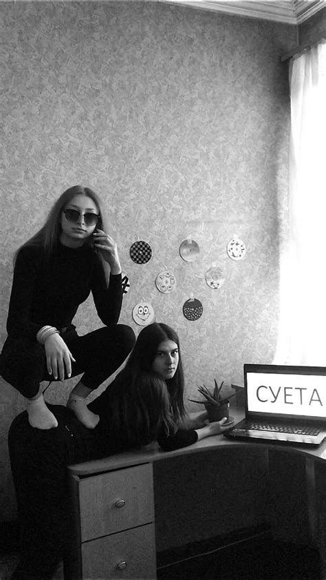 идея для фото с подругой🖤 | Идеи для фото, Братские фото, Фотосъемка