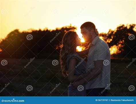 Les Jeunes Couples Sensuels Romantiques Dans L'amour Posant En été ...