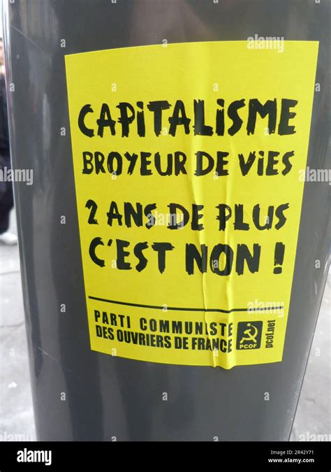 Une affiche à Paris CAPITALISME BROYEUR DE VIES 2 ANS DE PLUS C'EST NON ...