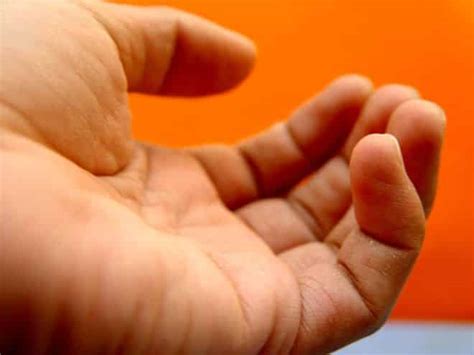 Mangiarsi le unghie è davvero pericoloso? - Dojouomo