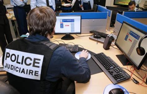 Des agents de la police judiciaire et du renseignement territorial ...