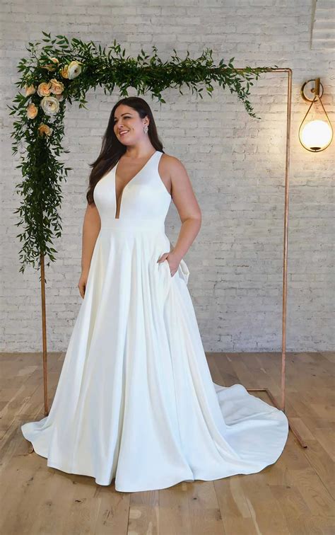 Simple Plus-Size Wedding Gown with Keyhole Back & Bow Detail | Stella ...