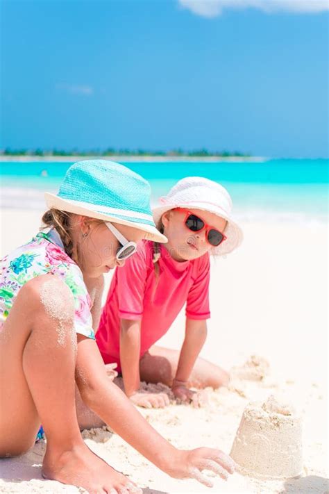 Petites Filles Adorables Pendant Des Vacances D'été Sur La Plage Image ...