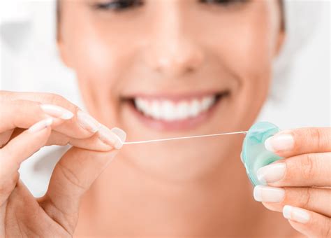 Hilo dental: ¿cuántos tipos existen? - Clínica Bajo