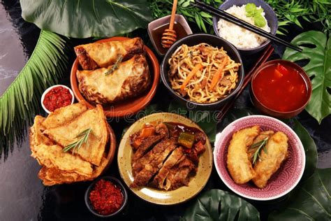 Ensemble Chinois Assorti De Nourriture Nouilles Chinoises, Riz Frit ...