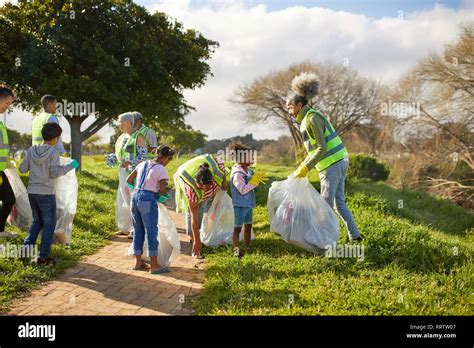 People cleaning park community hi-res stock photography and images - Alamy