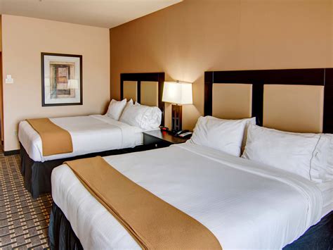 Affordable Hotel in Paris, TX | Holiday Inn Express & Suites Paris