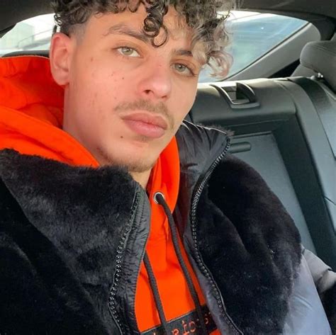 Le sweatshirt orange à capuche de Prime sur son compte Instagram ...